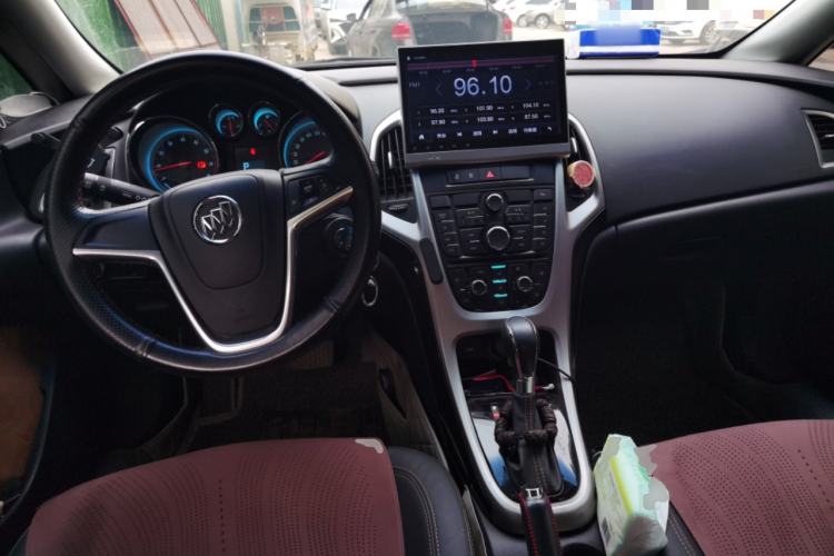 Used Buick GT 2014 XT 1.6L Automatic Fashion Edition Center Console