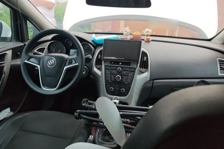 Used Buick GT 2014 XT 1.6L Automatic Fashion Edition Center Console