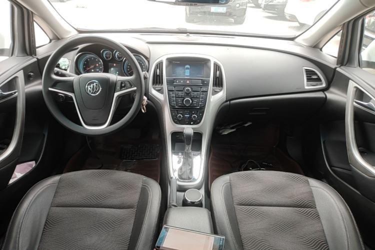 Used Buick GT 2014 XT 1.6L Automatic Fashion Edition Center Console