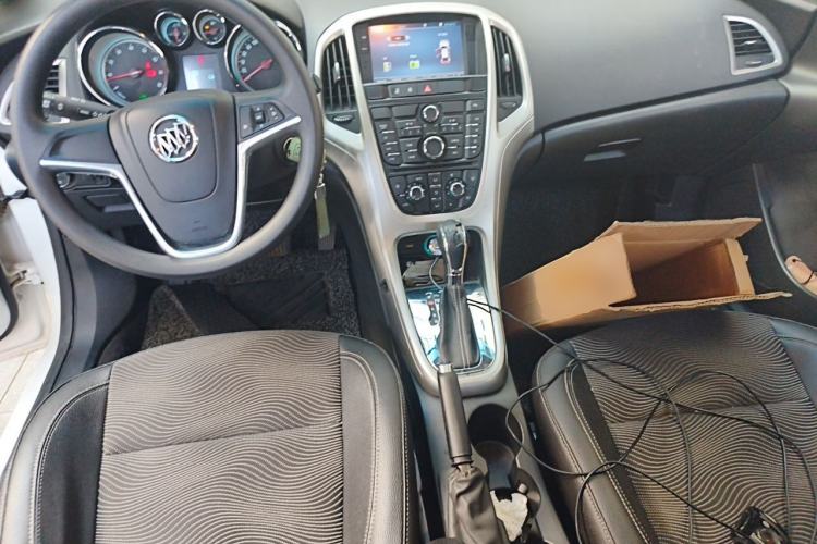 Used Buick GT 2014 XT 1.6L Automatic Fashion Edition Center Console