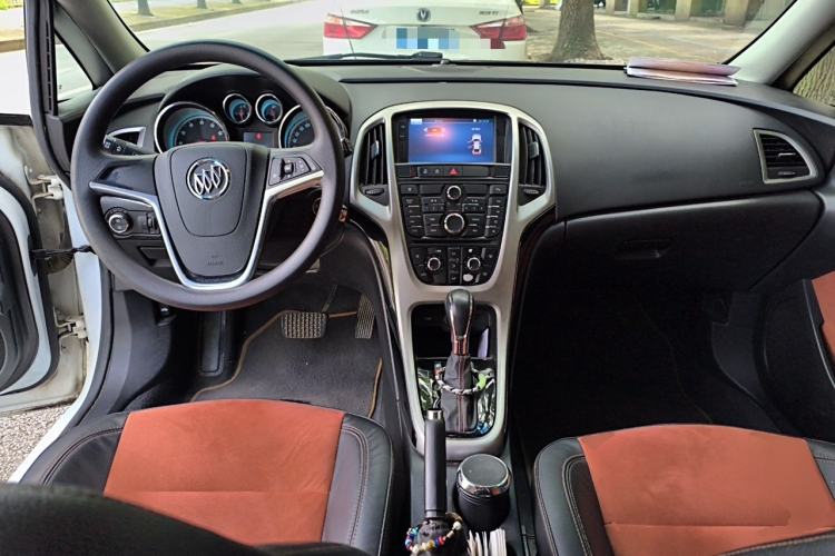 Used Buick GT 2014 XT 1.6T Automatic Fashion Sport Edition Center Console