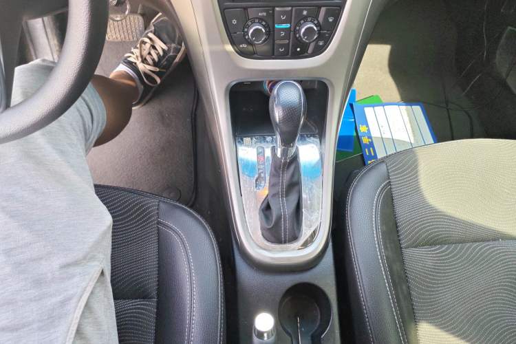 Used Buick GT 2014 XT 1.6L Automatic Fashion Edition Gear Lever