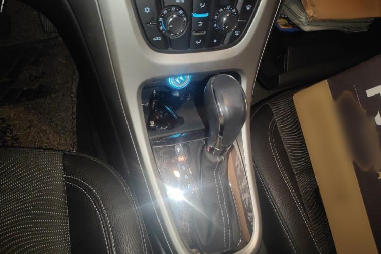 Used Buick GT 2014 XT 1.6L Automatic Fashion Edition Gear Lever