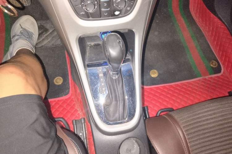 Used Buick GT 2014 XT 1.6L Automatic Fashion Edition Gear Lever