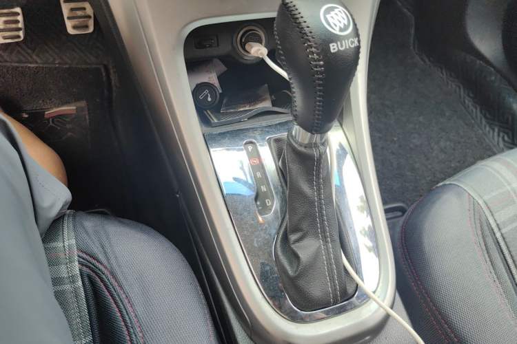 Used Buick GT 2014 XT 1.6L Automatic Fashion Edition Gear Lever