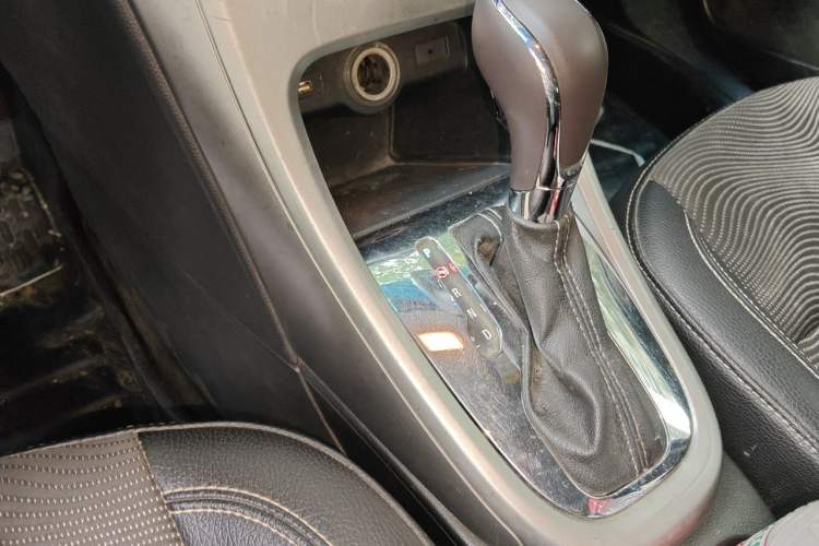 Used Buick GT 2014 XT 1.6L Automatic Fashion Edition Gear Lever