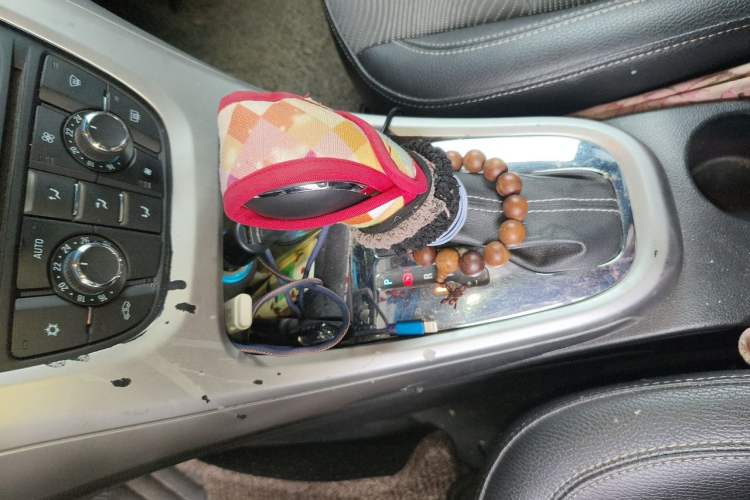 Used Buick GT 2014 XT 1.6L Automatic Fashion Edition Gear Lever