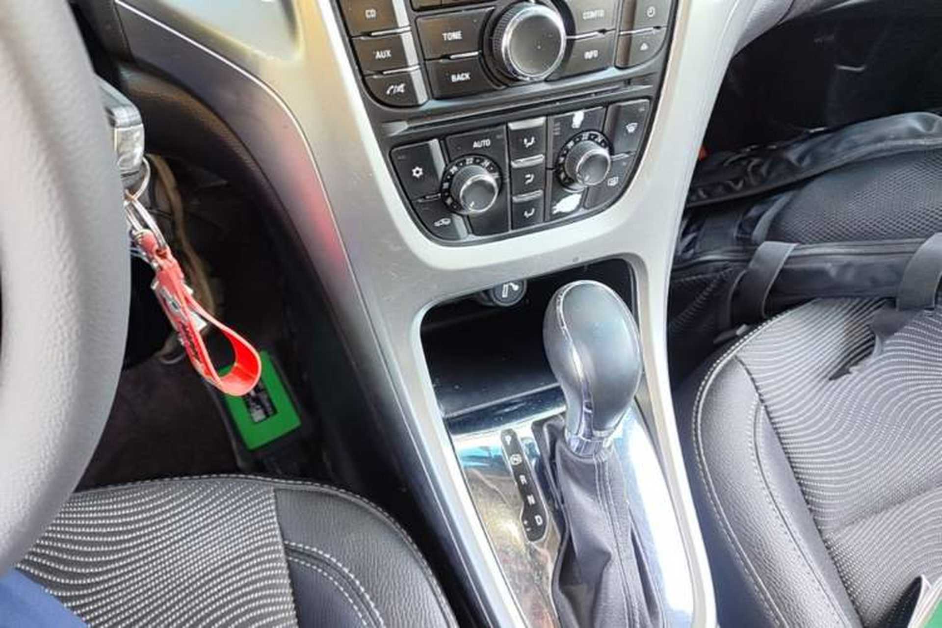 Used Buick GT 2014 XT 1.6L Automatic Fashion Edition Gear Lever