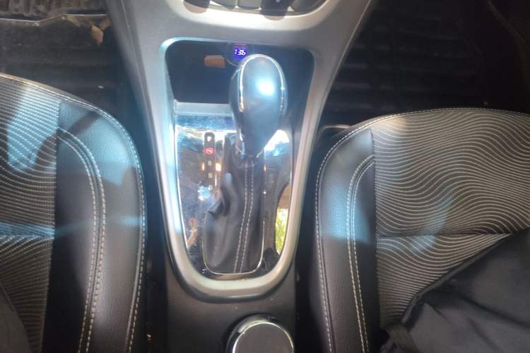 Used Buick GT 2014 XT 1.6L Automatic Fashion Edition Gear Lever