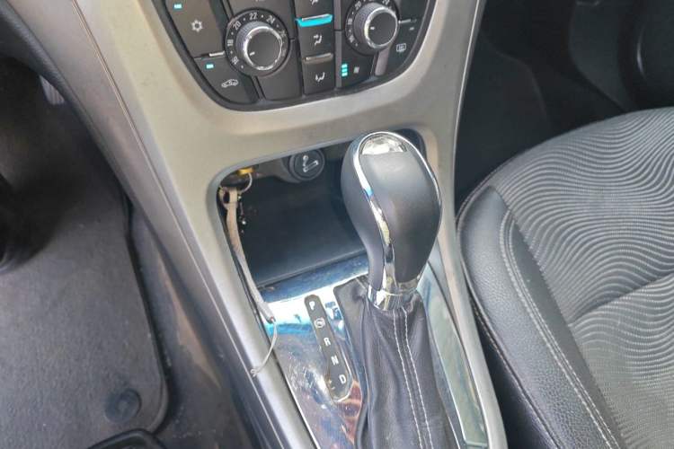 Used Buick GT 2014 XT 1.6L Automatic Fashion Edition Gear Lever