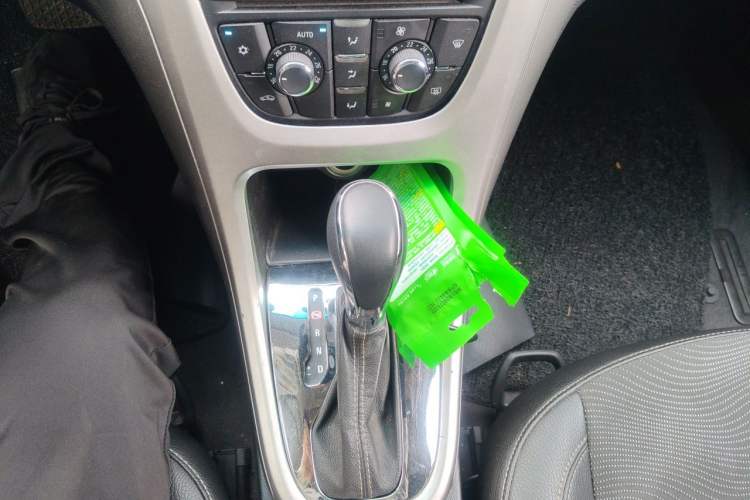 Used Buick GT 2014 XT 1.6L Automatic Fashion Edition Gear Lever