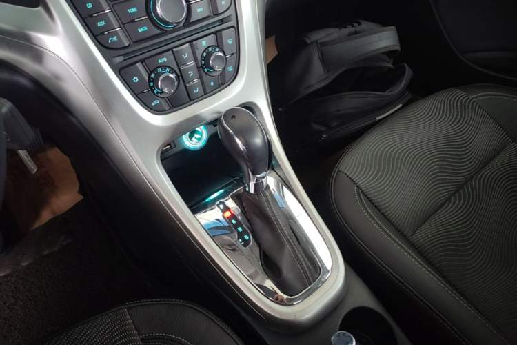 Used Buick GT 2014 XT 1.6L Automatic Fashion Edition Gear Lever