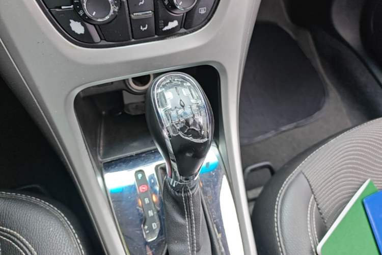 Used Buick GT 2014 XT 1.6L Automatic Fashion Edition Gear Lever