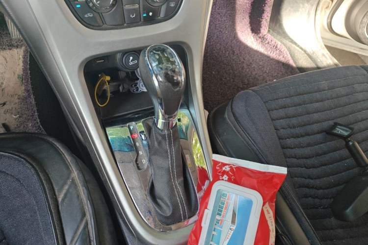 Used Buick GT 2014 XT 1.6L Automatic Fashion Edition Gear Lever
