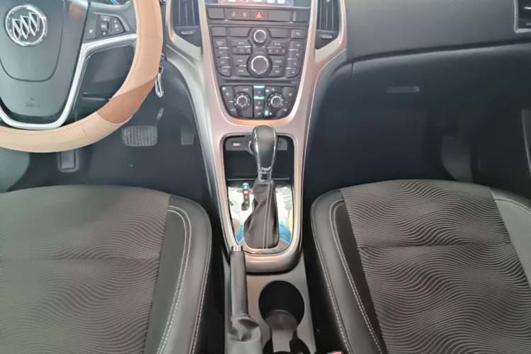 Used Buick GT 2014 XT 1.6L Automatic Fashion Edition Gear Lever