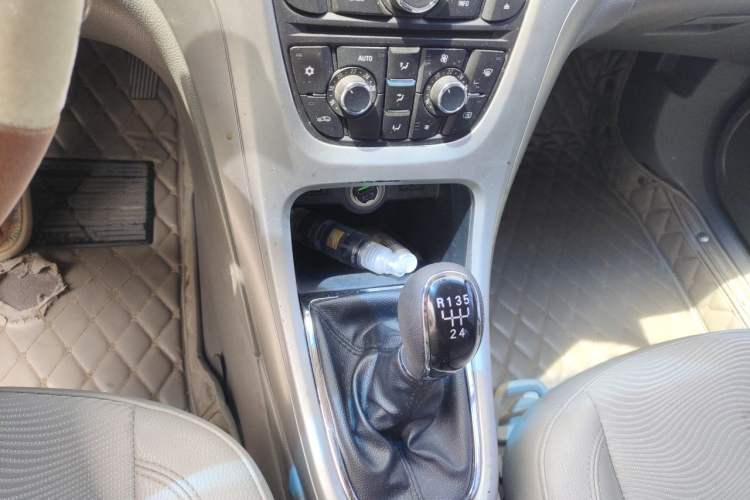 Used Buick GT 2014 XT 1.6L Manual Entry-Level Model Gear Lever