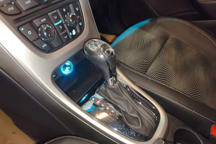 Used Buick GT 2014 XT 1.6L Automatic Fashion Edition Gear Lever