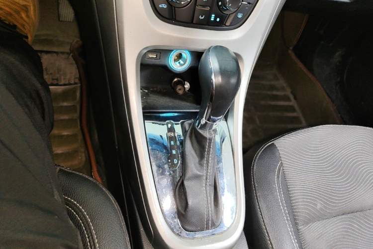 Used Buick GT 2014 XT 1.6L Automatic Fashion Edition Gear Lever