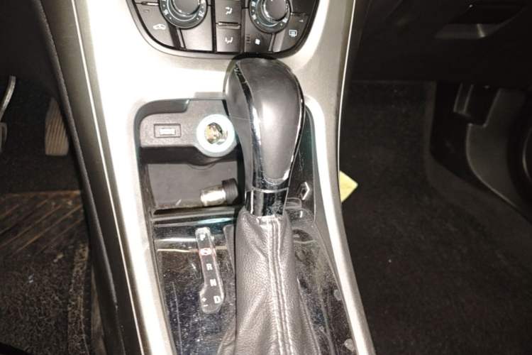 Used Buick GT 2014 XT 1.6L Automatic Fashion Edition Gear Lever