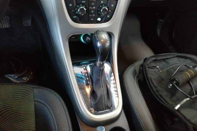 Used Buick GT 2014 XT 1.6L Automatic Fashion Edition Gear Lever