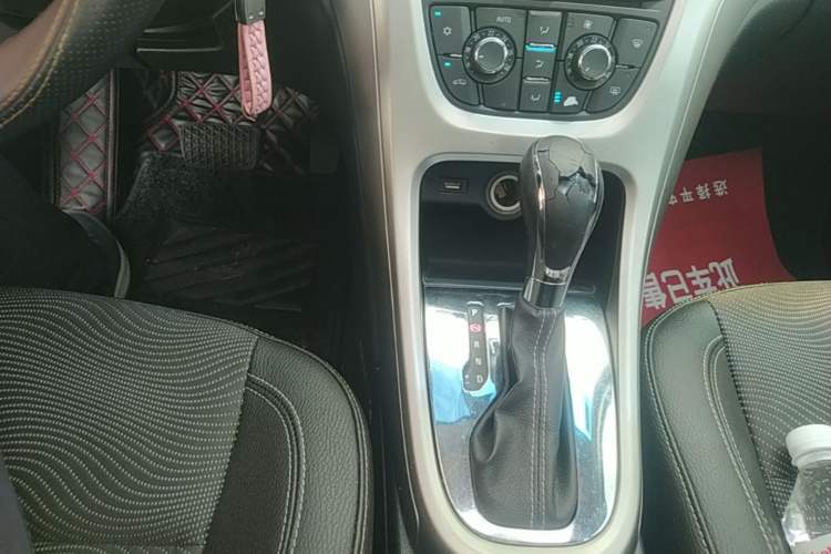 Used Buick GT 2014 XT 1.6L Automatic Fashion Edition Gear Lever