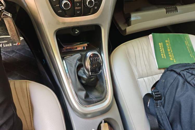 Used Buick GT 2014 XT 1.6L Manual Comfort Edition Gear Lever