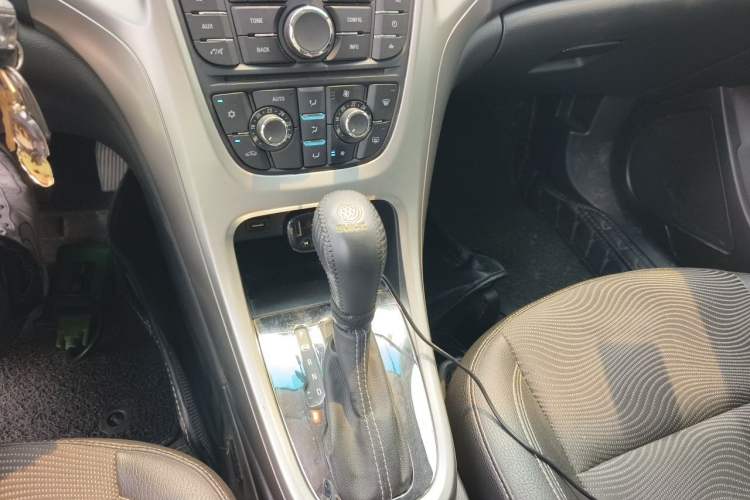 Used Buick GT 2014 XT 1.6L Automatic Fashion Edition Gear Lever