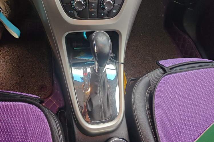 Used Buick GT 2014 XT 1.6L Automatic Fashion Edition Gear Lever