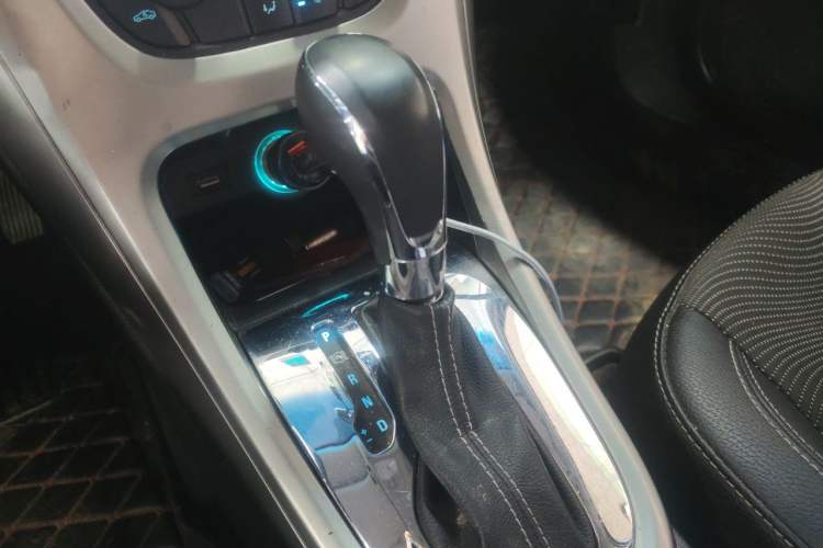 Used Buick GT 2014 XT 1.6L Automatic Fashion Edition Gear Lever
