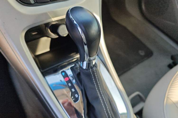 Used Buick GT 2014 XT 1.6L Automatic Fashion Edition Gear Lever