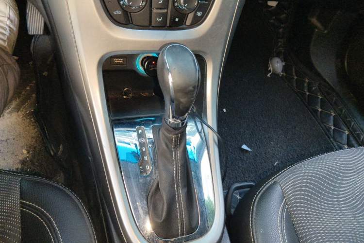 Used Buick GT 2014 XT 1.6L Automatic Fashion Edition Gear Lever