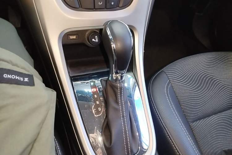 Used Buick GT 2014 XT 1.6L Automatic Fashion Edition Gear Lever