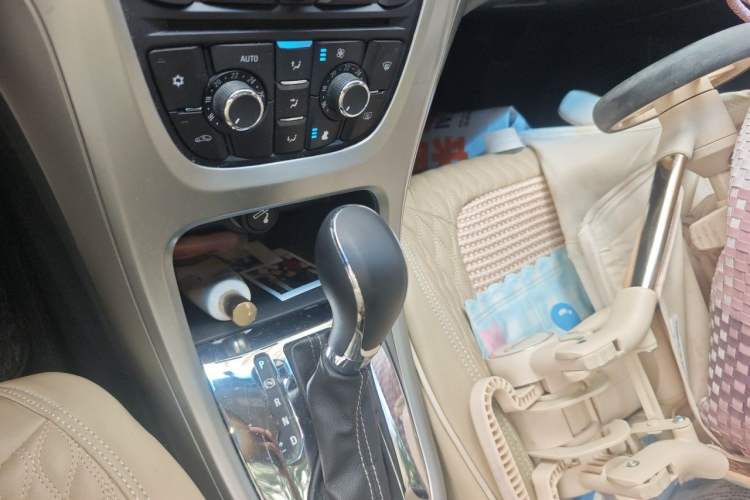 Used Buick GT 2014 XT 1.6L Automatic Fashion Edition Gear Lever