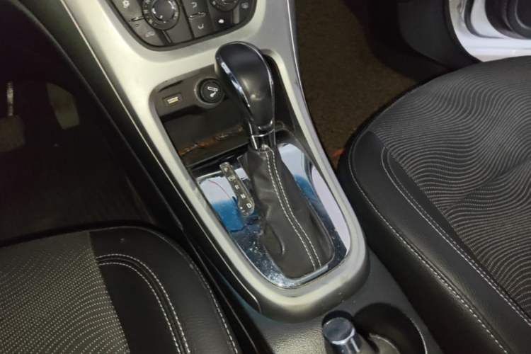 Used Buick GT 2014 XT 1.6L Automatic Fashion Edition Gear Lever