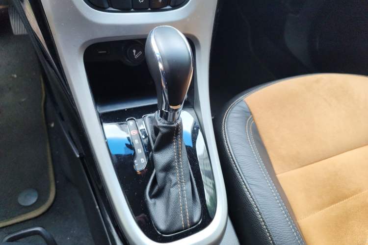 Used Buick GT 2014 XT 1.6L Automatic Fashion Edition Gear Lever