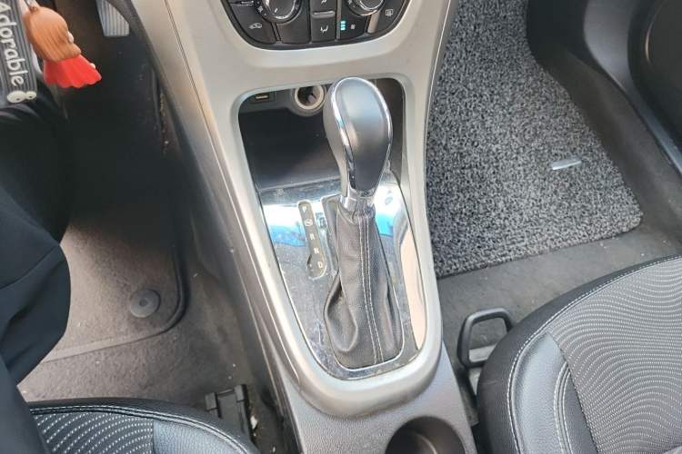 Used Buick GT 2014 XT 1.6L Automatic Fashion Edition Gear Lever