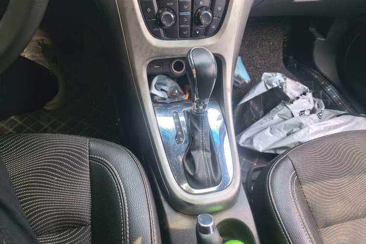 Used Buick GT 2014 XT 1.6L Automatic Fashion Edition Gear Lever