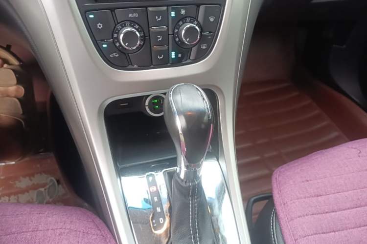 Used Buick GT 2014 XT 1.6L Automatic Fashion Edition Gear Lever