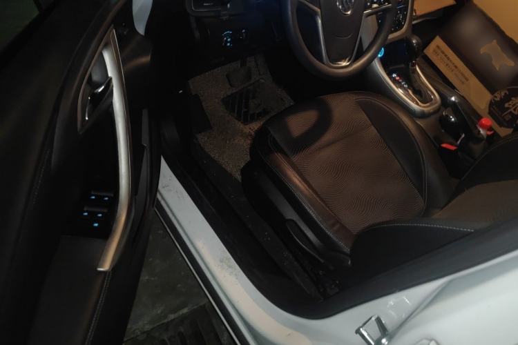 Used Buick GT 2014 XT 1.6L Automatic Fashion Edition Interior 3