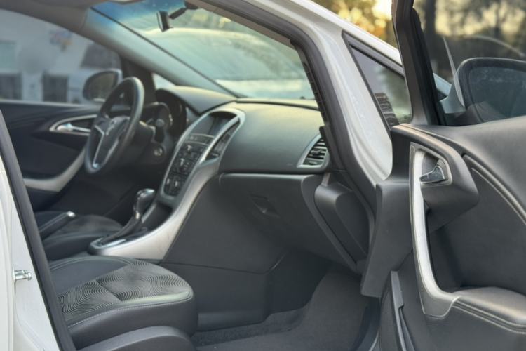 Used Buick GT 2014 XT 1.6L Automatic Fashion Edition Interior 3