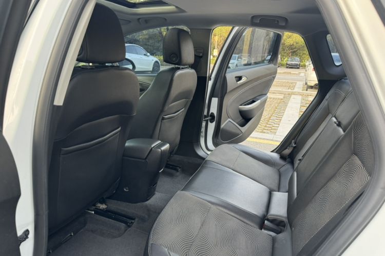 Used Buick GT 2014 XT 1.6L Automatic Fashion Edition Interior 5