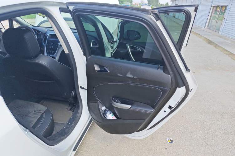 Used Buick GT 2014 XT 1.6L Automatic Fashion Edition Interior 6