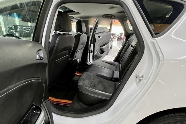 Used Buick GT 2014 XT 1.6L Automatic Fashion Edition Interior 6