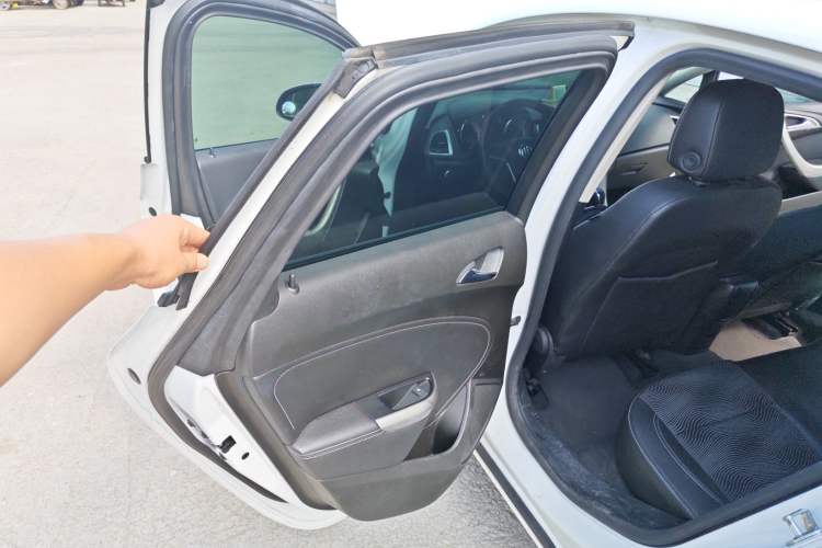 Used Buick GT 2014 XT 1.6L Automatic Fashion Edition Interior 8