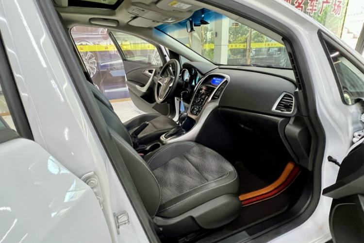 Used Buick GT 2014 XT 1.6L Automatic Fashion Edition Interior 8