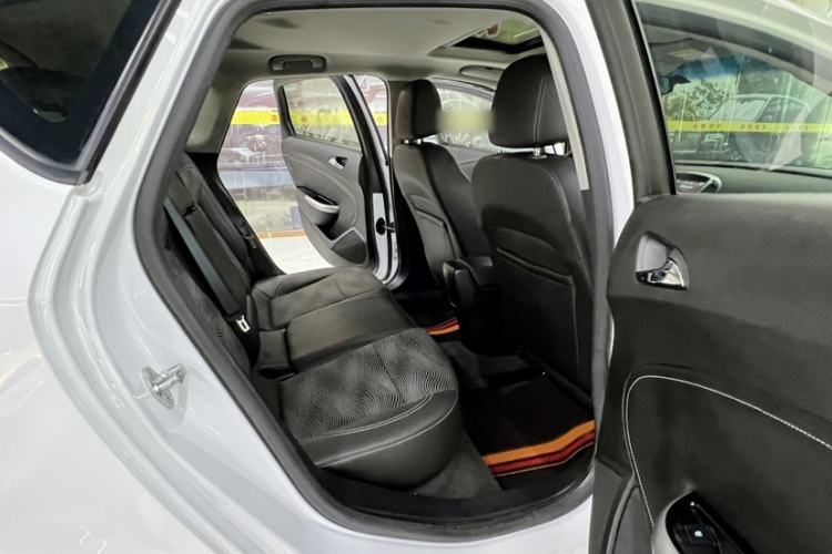 Used Buick GT 2014 XT 1.6L Automatic Fashion Edition Interior 9