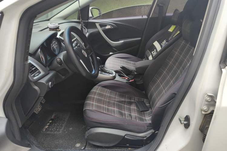 Used Buick GT 2014 XT 1.6L Automatic Fashion Edition Left Front Seat