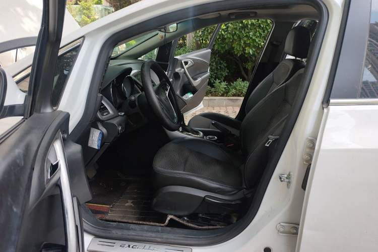 Used Buick GT 2014 XT 1.6L Automatic Fashion Edition Left Front Seat