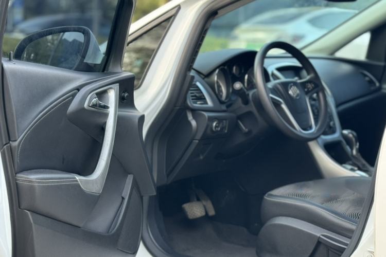 Used Buick GT 2014 XT 1.6L Automatic Fashion Edition Left Front Seat