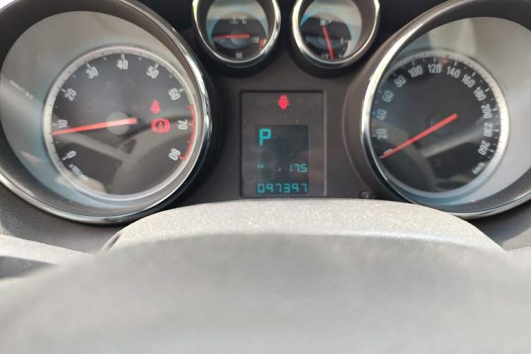 Used Buick GT 2014 XT 1.6L Automatic Comfort Edition Odometer Close Up